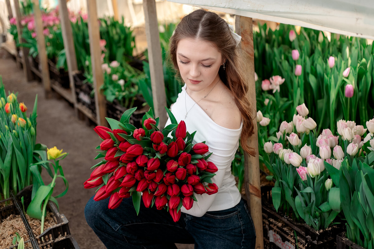 Девушка с тюльпанами - Юлия Кравченко