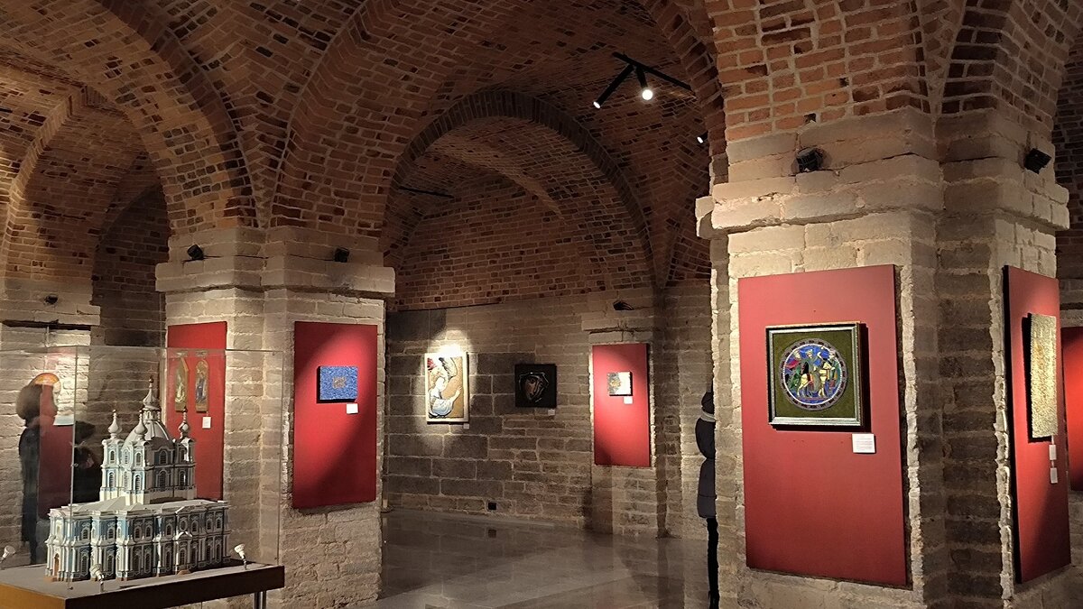 В подцерковье Смольного собора. - Ольга 