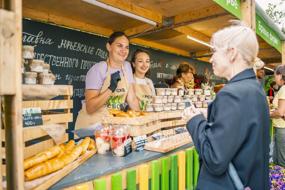 Посетители фестиваля выбирают фермерскую продукцию - РСХБ | События Посетители фестиваля выбирают фермерскую продукцию - РСХБ | События