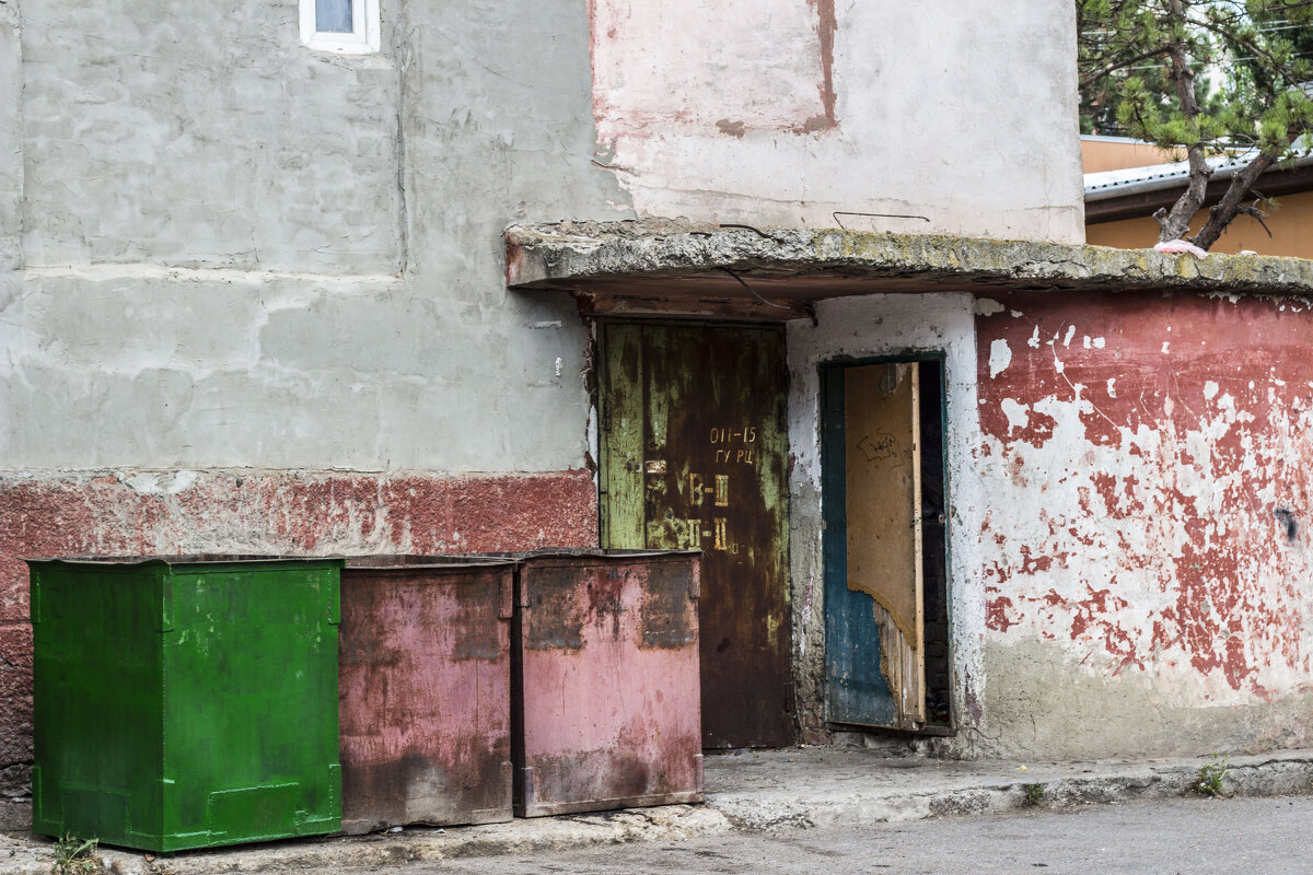 Чудеснейшие мусорные контейнеры у умопомрачительной общаги - Коля Лукашов Чудеснейшие мусорные контейнеры у умопомрачительной общаги - Коля Лукашов