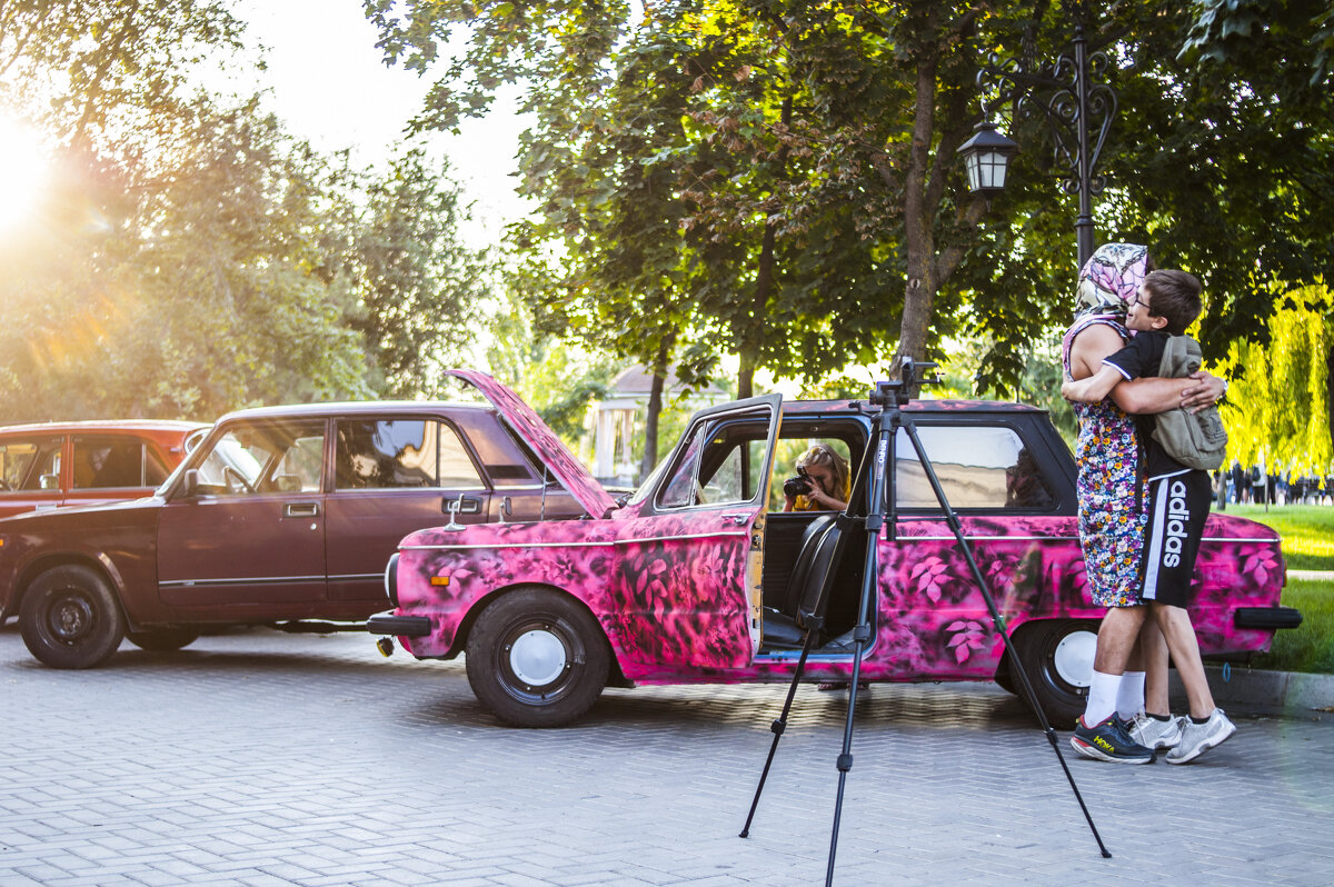 Встреча бабки и внучка у суперкара & вездесущие папарацци - Коля Лукашов