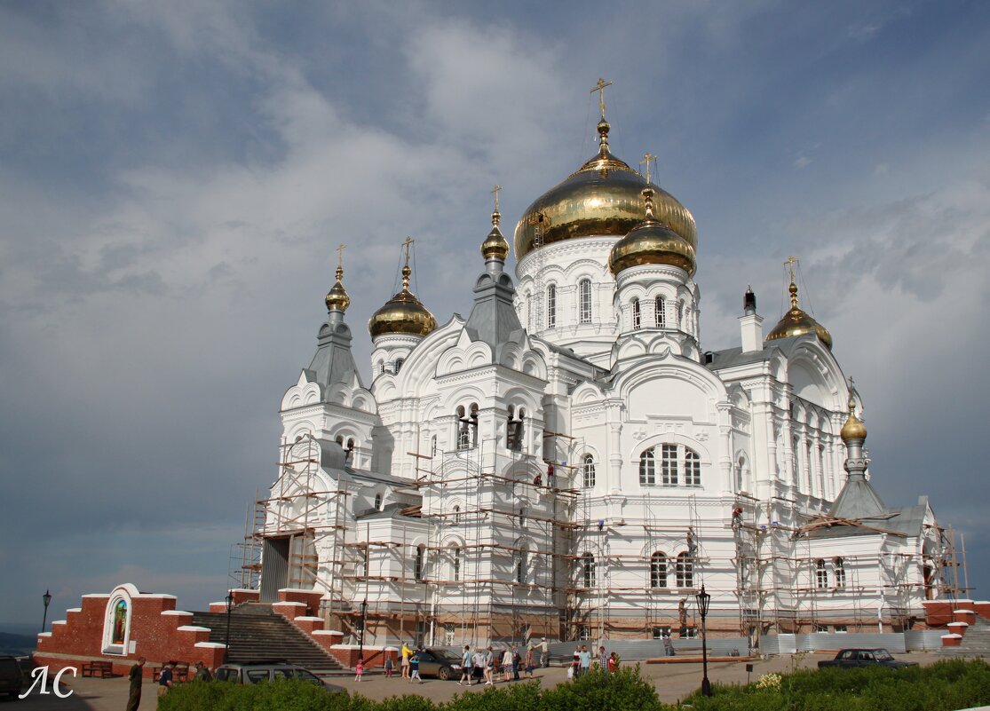 Белоснежный, сияющий золотыми куполами Крестовоздвиженский собор - Любовь Сахарова