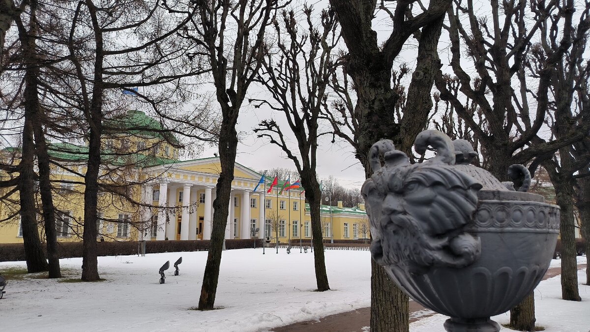 У Таврического дворца. - Ольга У Таврического дворца. - Ольга
