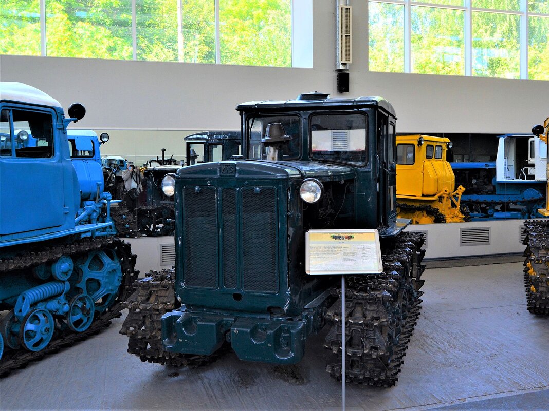 Чебоксары. Гусеничный трактор Т – 74. - Пётр Чернега Чебоксары. Гусеничный трактор Т – 74. - Пётр Чернега