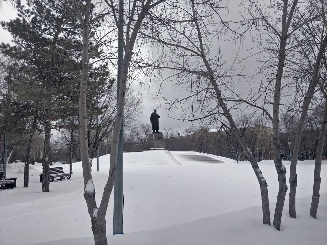 В сквере Абая - Андрей Хлопонин В сквере Абая - Андрей Хлопонин