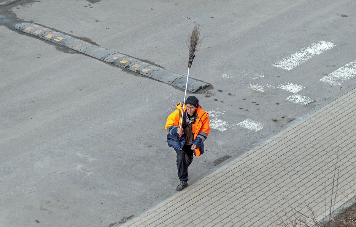 Сменил лопату на метлу - Валерий Иванович