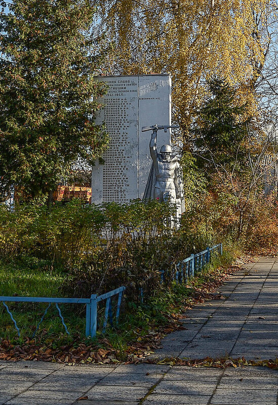 памятник погибшим рабочим завода - Сергей Лындин