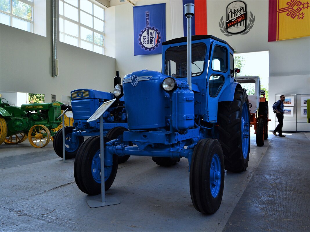 Чебоксары. Колёсный трактор ЛТЗ Т-40. - Пётр Чернега
