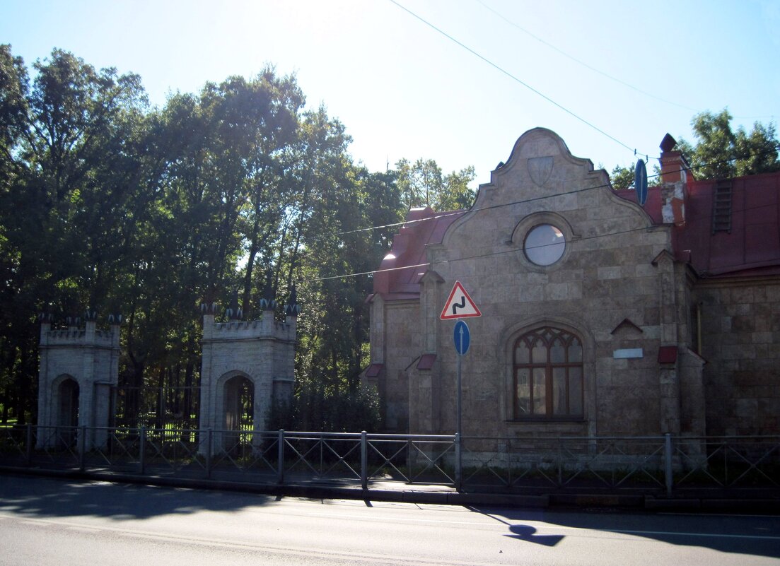 Готические ворота и дом привратника в Орловском парке. Город Стрельна. - Ирина ***