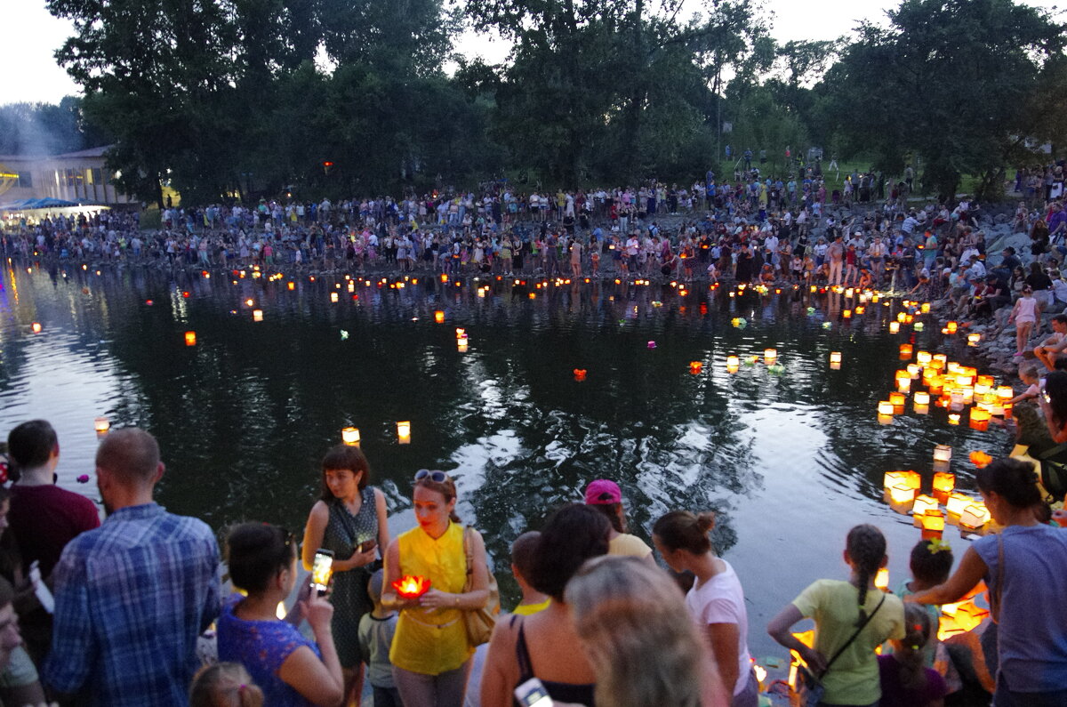 Фонарики на воде в Хабаровске - Сергей Швечков Фонарики на воде в Хабаровске - Сергей Швечков