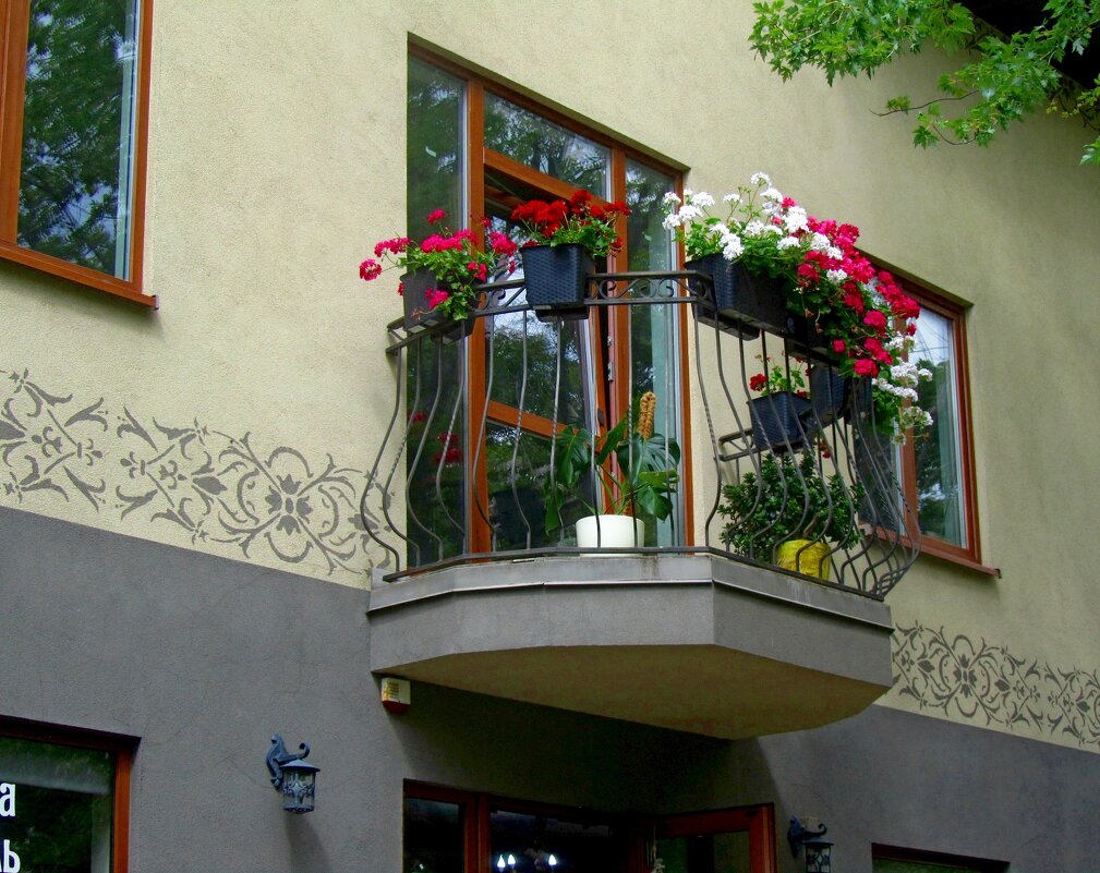 Балкон с геранью - Сергей Карачин Балкон с геранью - Сергей Карачин