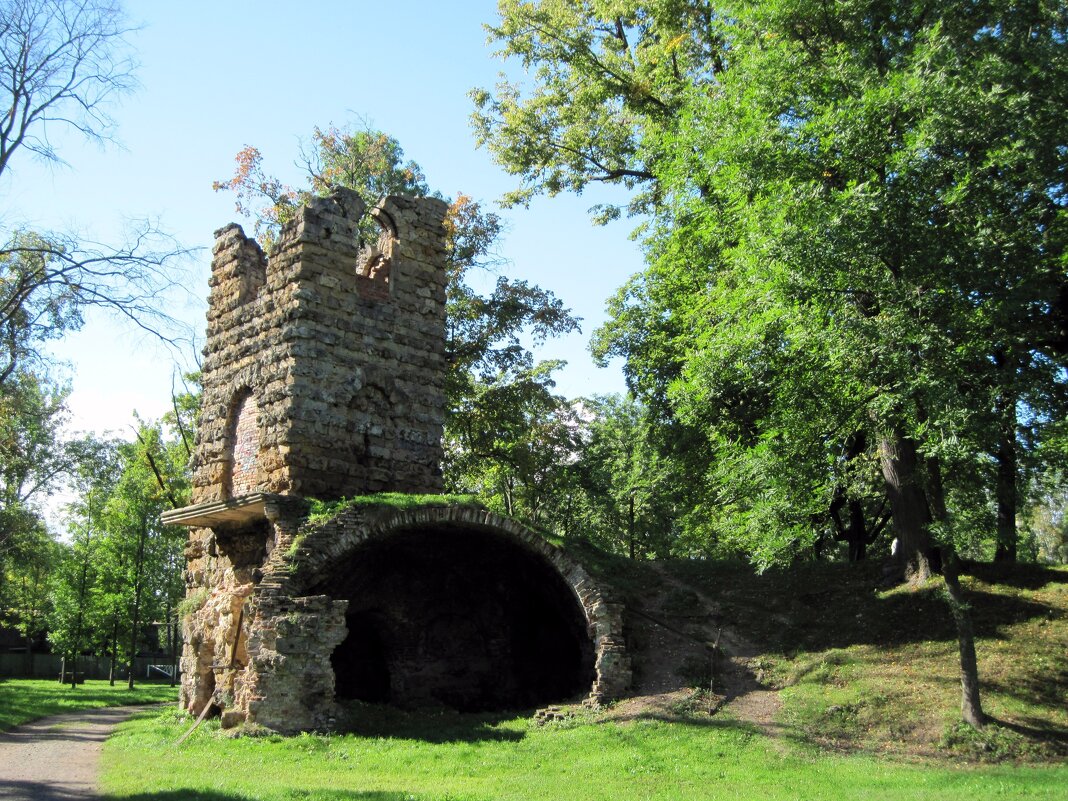 Башня-руина и грот. Орловский парк. Стрельна. - Ирина *** Башня-руина и грот. Орловский парк. Стрельна. - Ирина ***