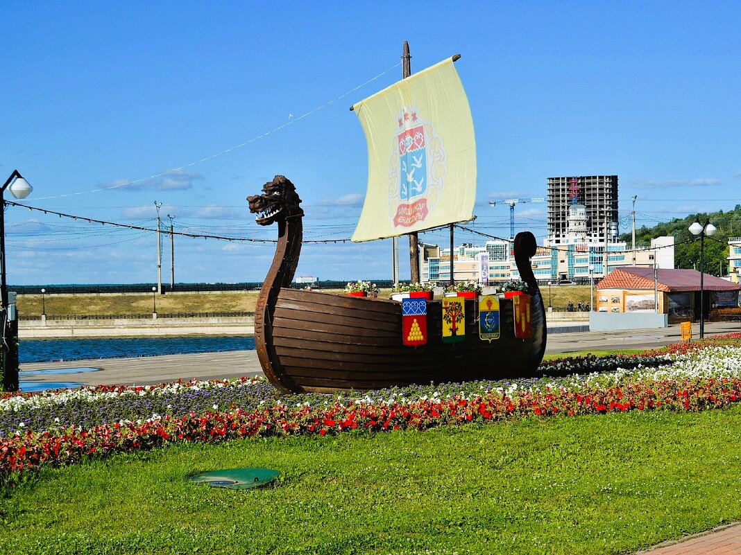 Чебоксары. Скульптурная композиция "Ладья". - Пётр Чернега Чебоксары. Скульптурная композиция "Ладья". - Пётр Чернега