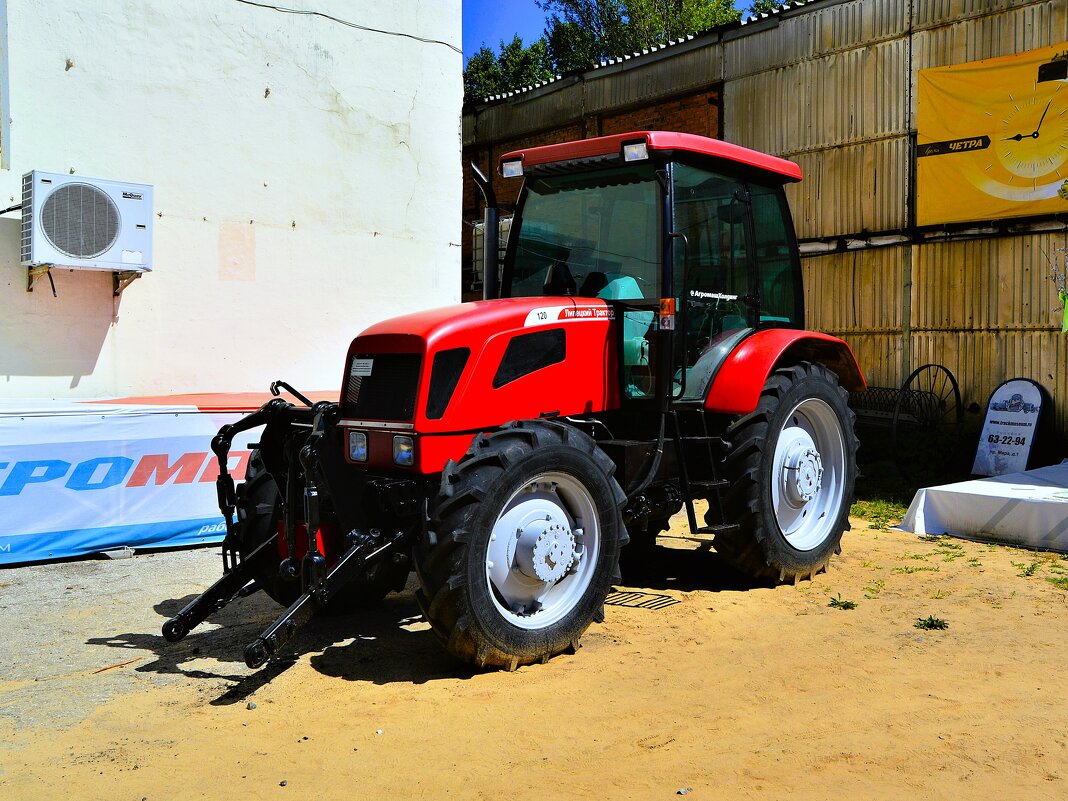Чебоксары. Колёсный трактор ЛТЗ - 120Б. - Пётр Чернега