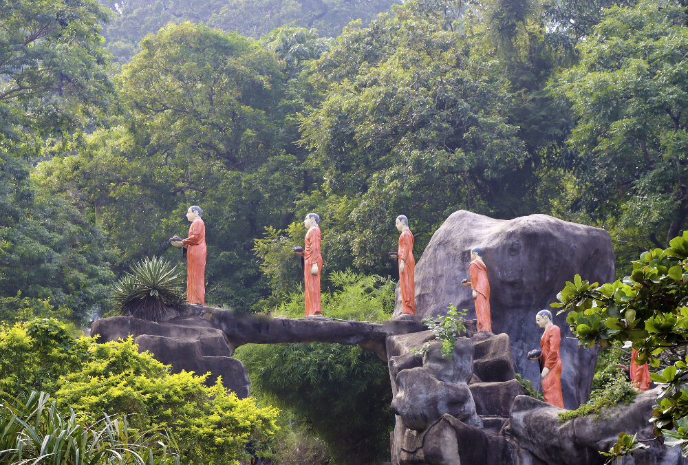 Идущие к статуе Будды - Галина Ильясова