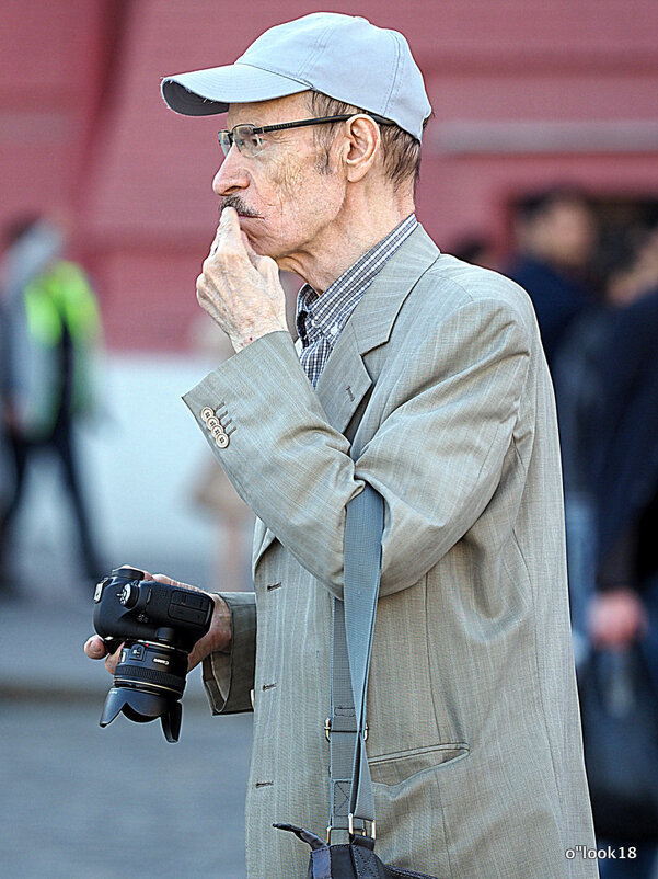 задумался - Олег Лукьянов задумался - Олег Лукьянов