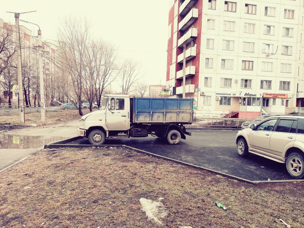 Древний, грузовичок. - Игорь Солдаткин