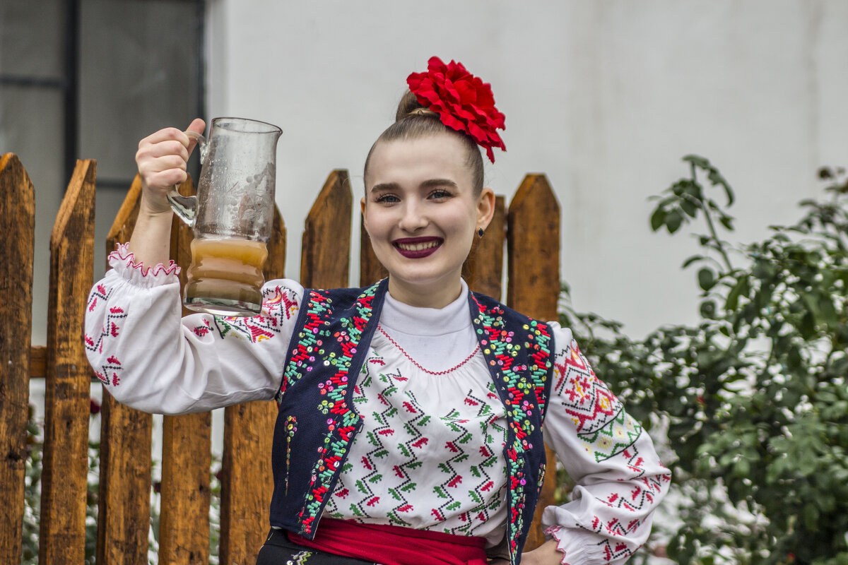 Прекрасные девушки на празднике культового молдавского предприятия " Букет Молдавии" - Коля Лукашов