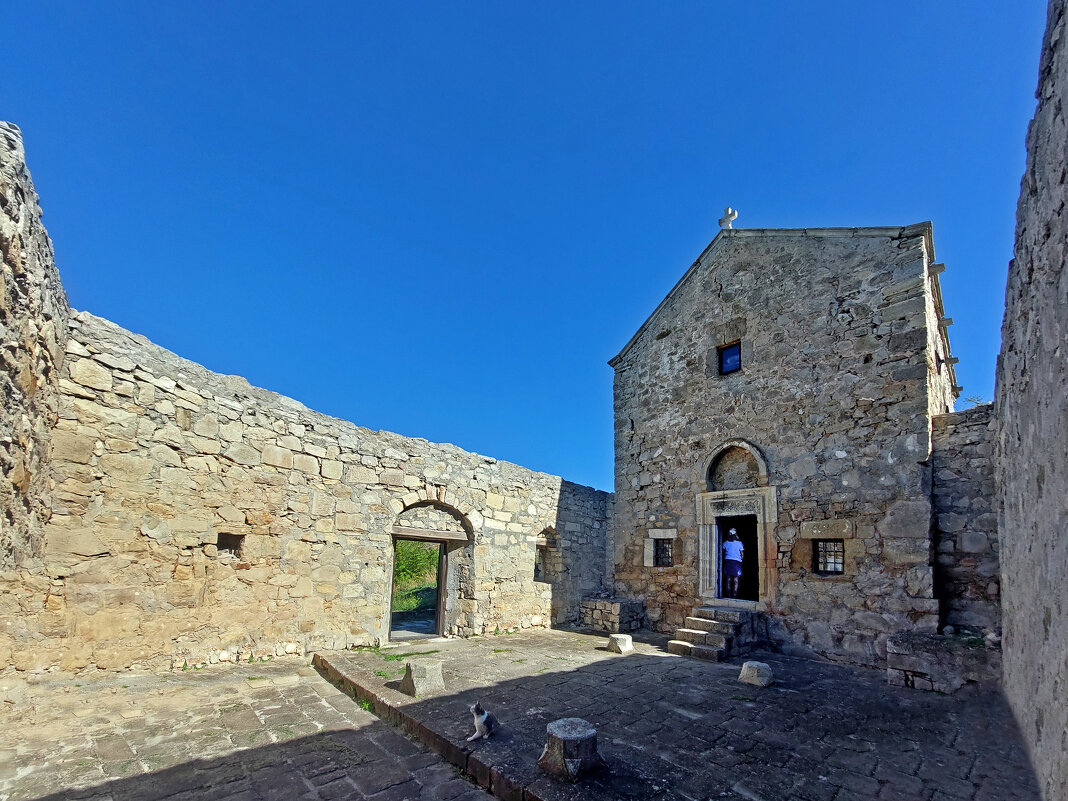 Во дворе церкви Сурб Ованес Аствацабан (святого Иоанна Богослова) 14 в - ИРЭН@ . Во дворе церкви Сурб Ованес Аствацабан (святого Иоанна Богослова) 14 в - ИРЭН@ .