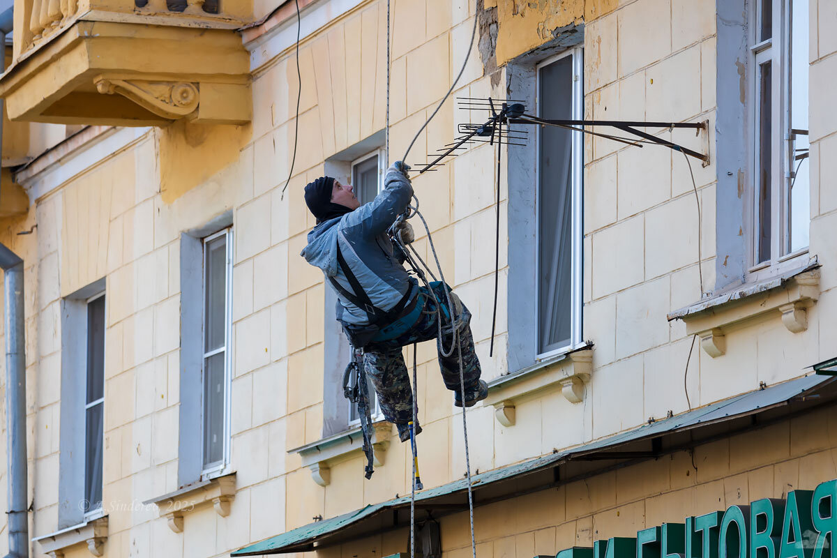 Промышленный альпинист на работе - Александр Синдерёв