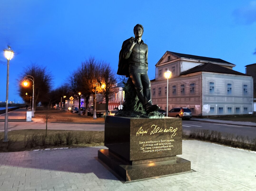 Памятник Поэту. - Olga Oskolkova