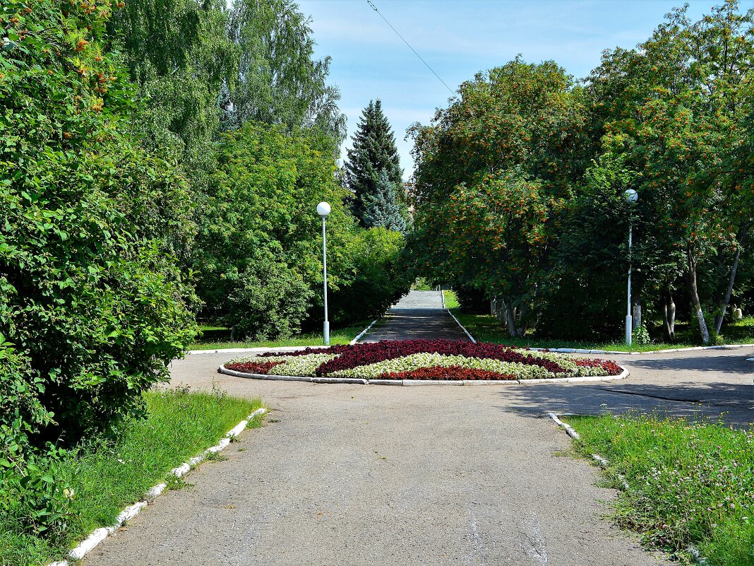 Чебоксары. Клумба на пересечении аллей в мемориальном парке Победы. - Пётр Чернега Чебоксары. Клумба на пересечении аллей в мемориальном парке Победы. - Пётр Чернега