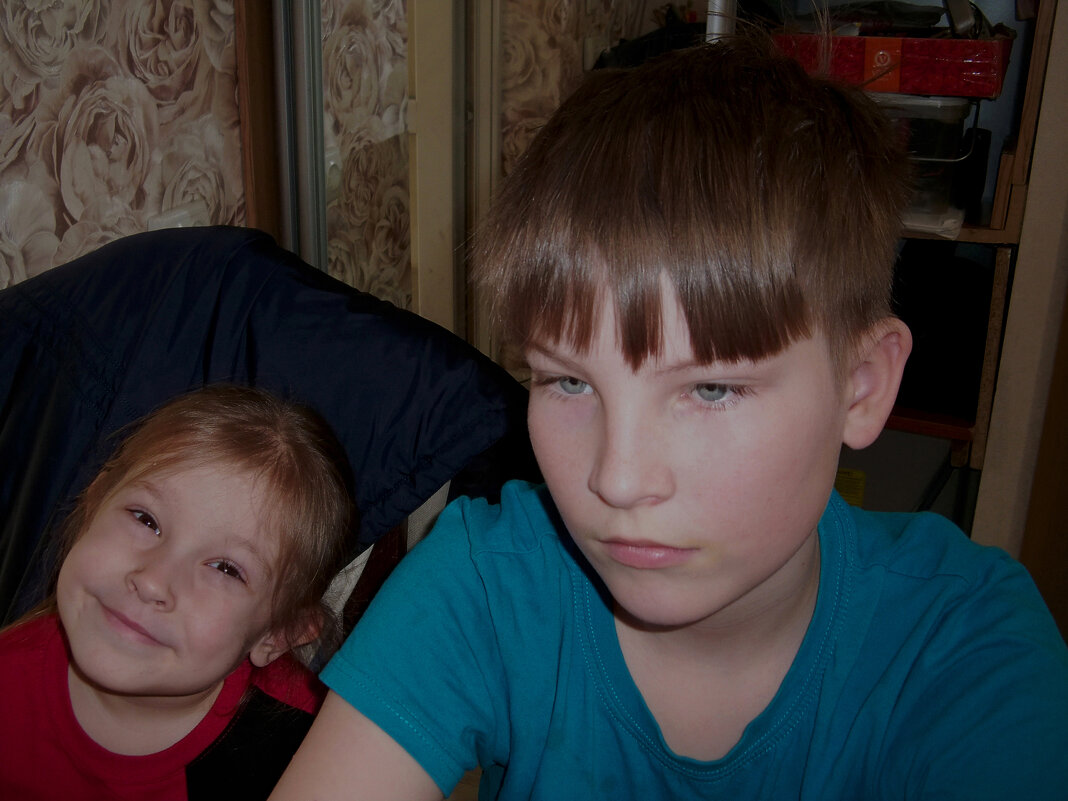 Внук  Александр и внучка  Любочка за  компьютером - Валентин Семчишин