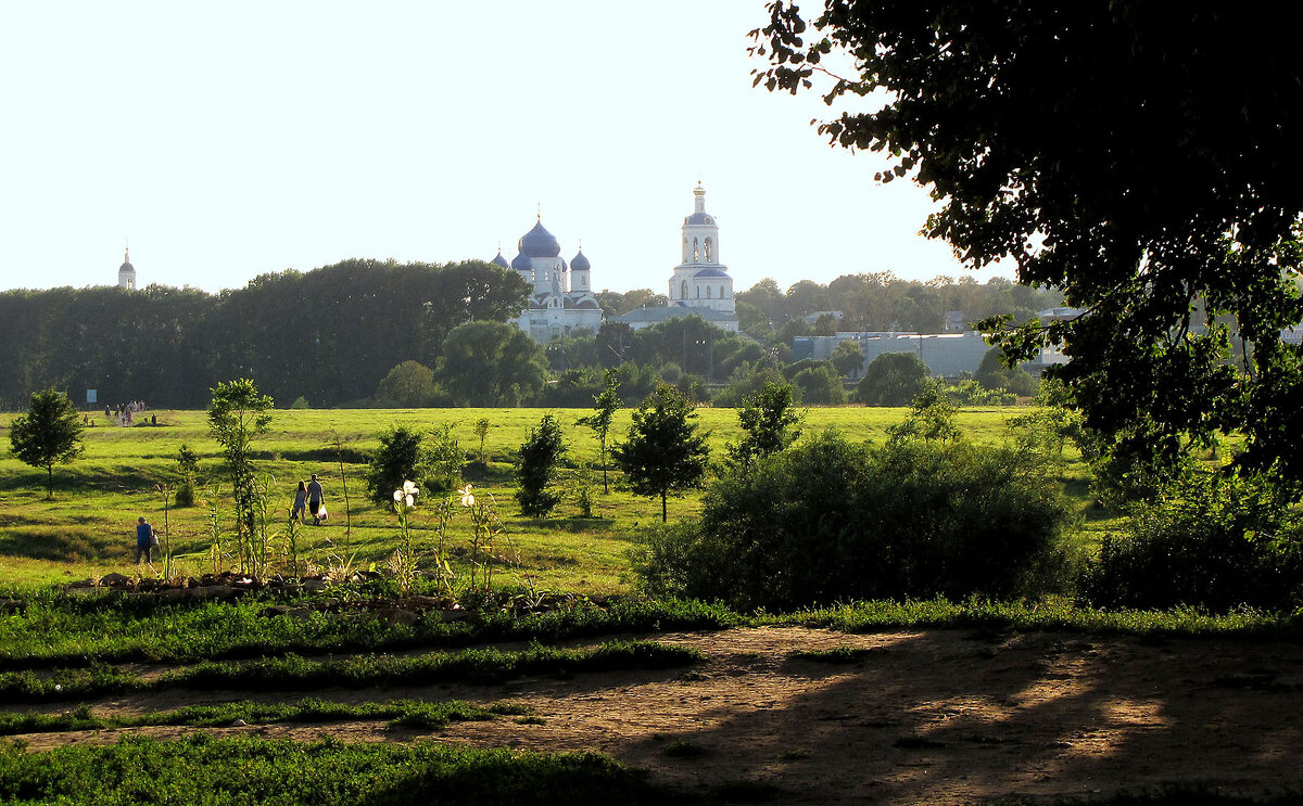 Вид на Боголюбовский луг и Боголюбский монастырь от Церкви Покрова на Нерли - Александр Ильчевский 