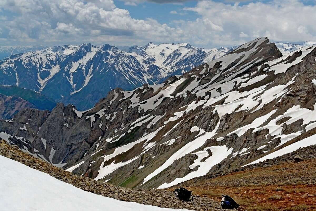 ГОРНАЯ ПРОГУЛКА, рюкзаки отдыхают. - Виктор Осипчук