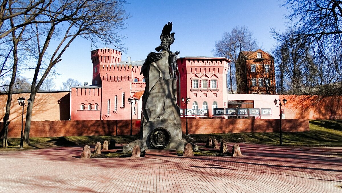 Памятник с орлами - Милешкин Владимир Алексеевич 