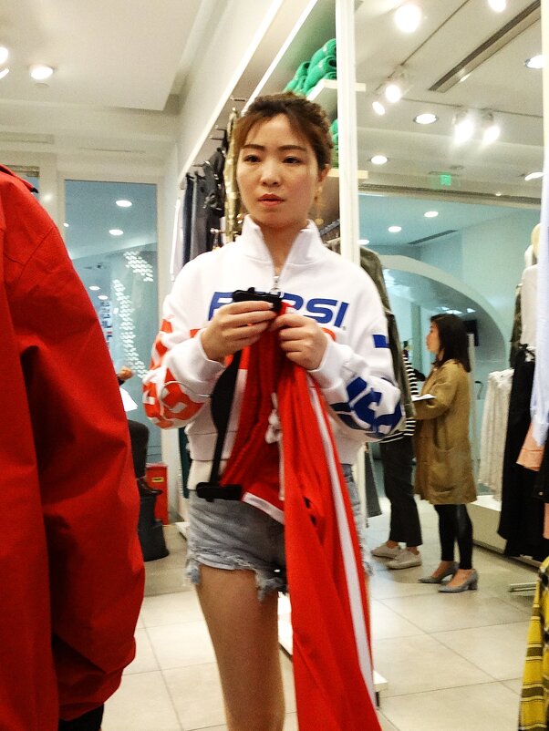 Девушка в магазине, судя по взгляду и изорванным шортам, с непростой судьбою - svk *