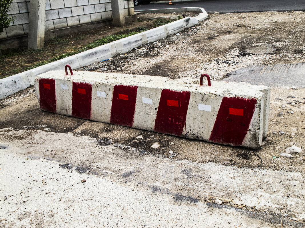Восхитительный ЖБ блок, преграждающий дорогу - Коля Лукашов Восхитительный ЖБ блок, преграждающий дорогу - Коля Лукашов