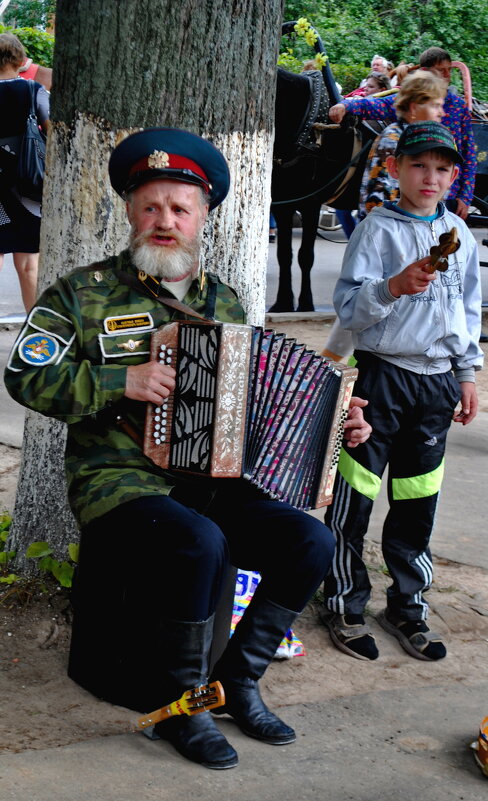 Мужичок с гармошкой и внучок с погремушкой - Юля Сrane Мужичок с гармошкой и внучок с погремушкой - Юля Сrane