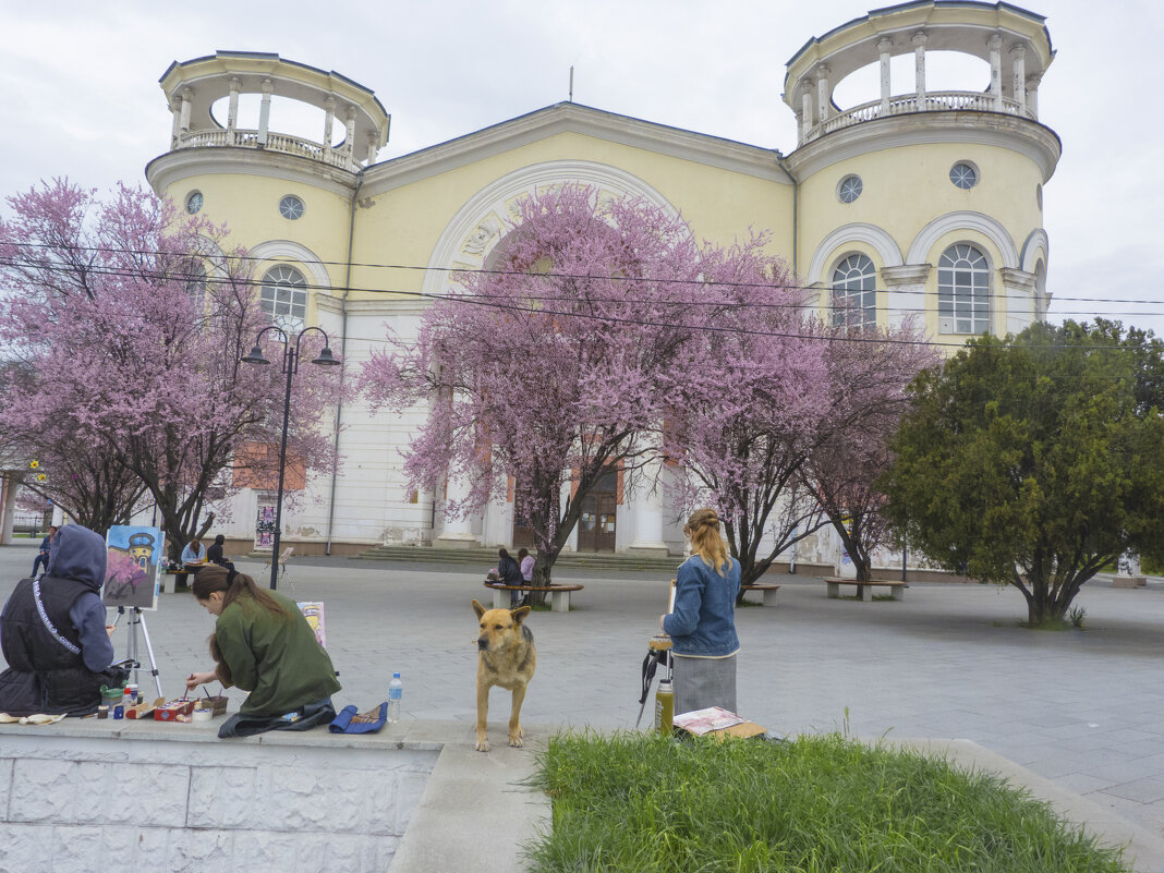Девушки и шедевры под охраной - Валентин Семчишин Девушки и шедевры под охраной - Валентин Семчишин
