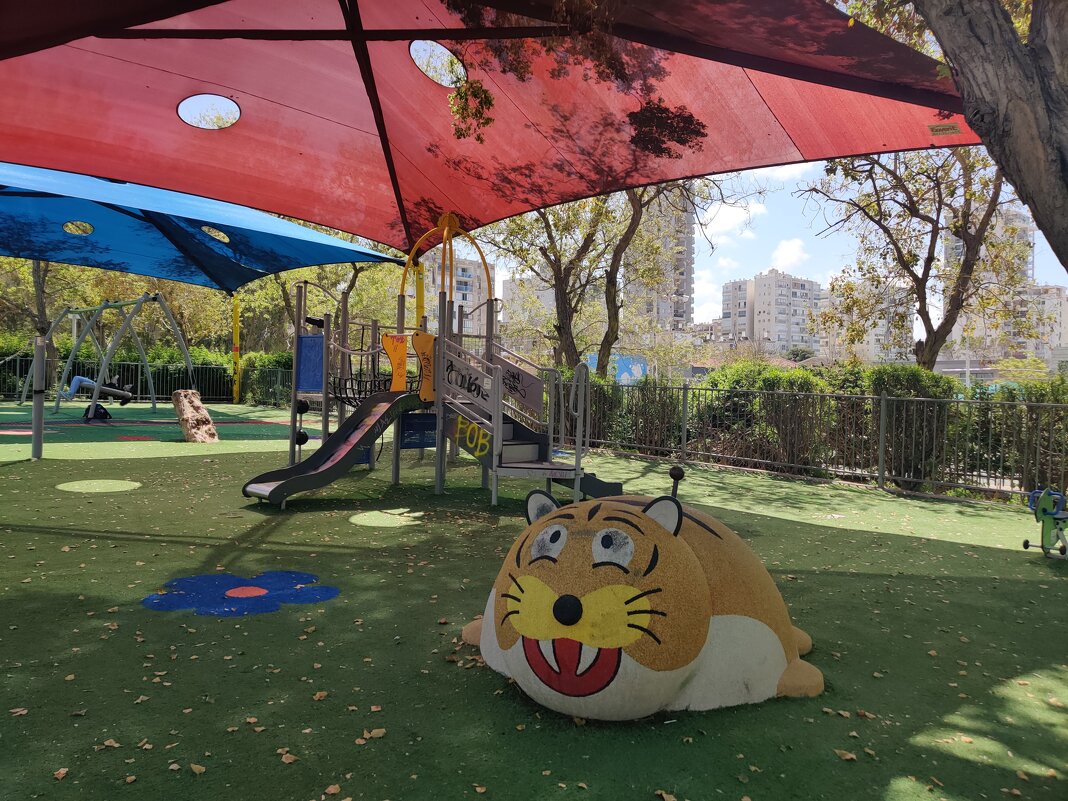 На детской площадке - Светлана Хращевская