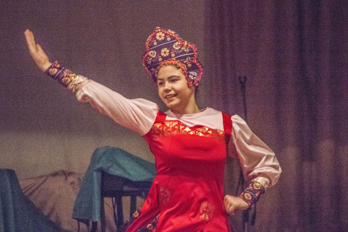 Портрет девчонки в модном кокошнике - Коля Лукашов Портрет девчонки в модном кокошнике - Коля Лукашов