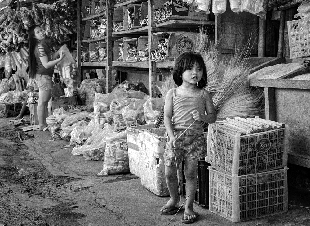 Утром брату помогала, он с утра конфеты ел... - Владимир Нефедов