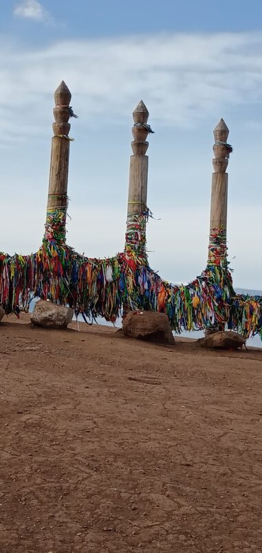 Байкал. Три из 13-ти деревянных столбов на острове Ольхоне - Ирэн 