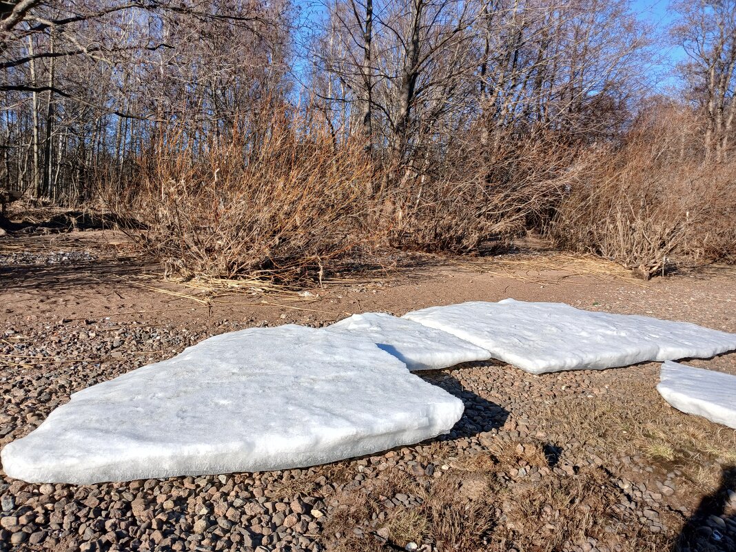 Лёд будто искусственный лежит на берегу. - Лия ☼ Лёд будто искусственный лежит на берегу. - Лия ☼