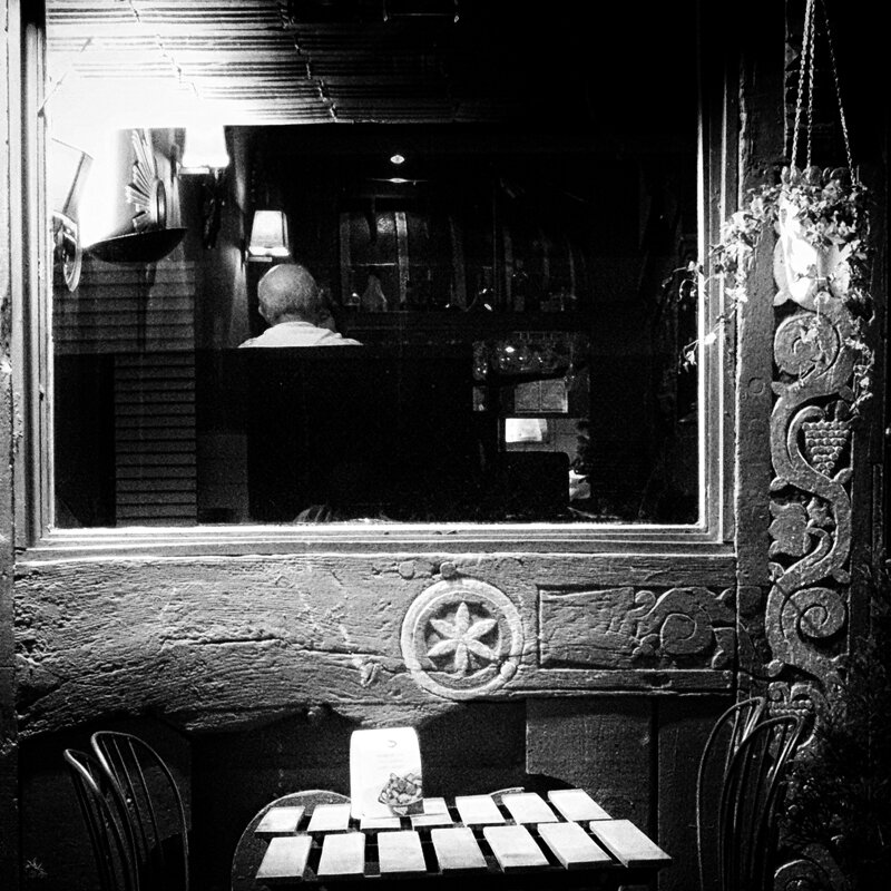 За столиком — место, но некому сесть - Edu 