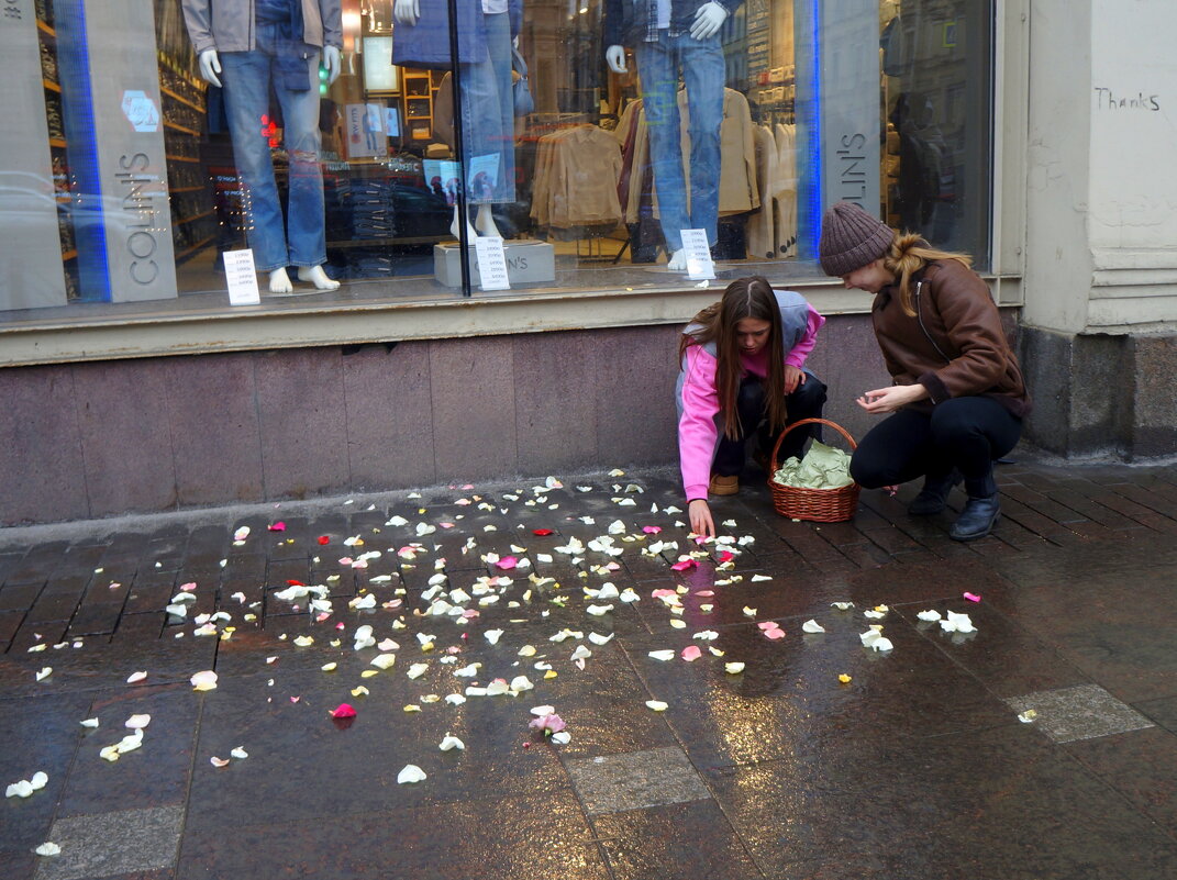 Не дождались жениха с невестой из Colin`s, видно, наряды примеряют :) - zavitok *