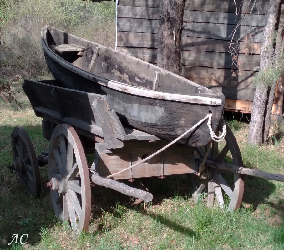 на территории  археологического музея-заповедника - Любовь Сахарова