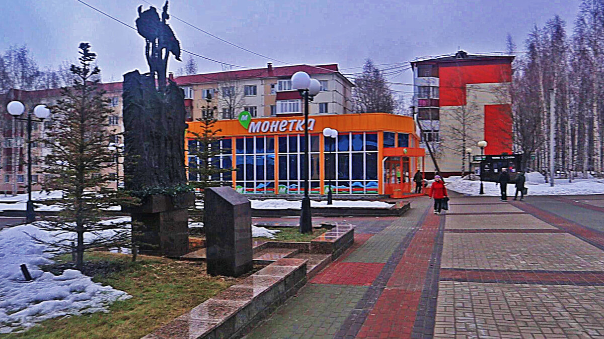 Апрель...Нефтеюганск.  У памятника погибшим  юным спортсиенам! - Владимир 