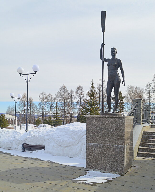 Бронзовая скульптура "Девушка с веслом" - Татьяна Лютаева