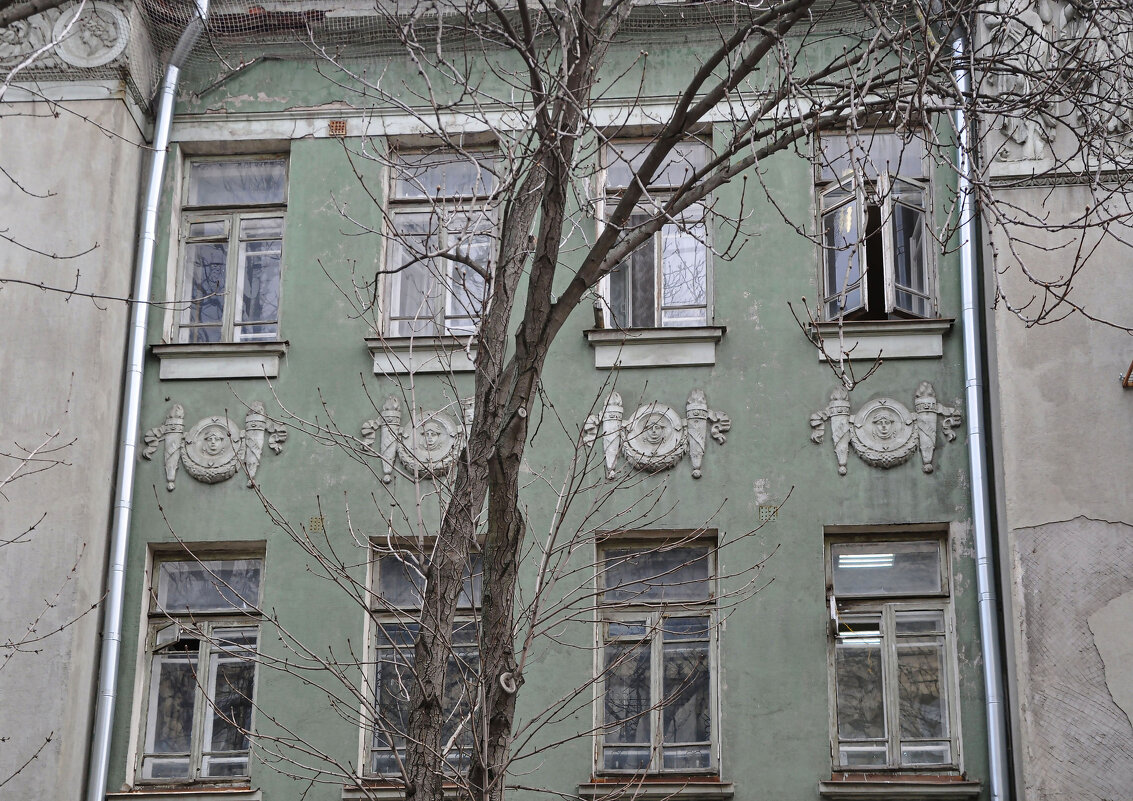 Фасад здания украшен медальонами с факелами (Фр. Энгельса 19) - Татьяна Машошина Фасад здания украшен медальонами с факелами (Фр. Энгельса 19) - Татьяна Машошина