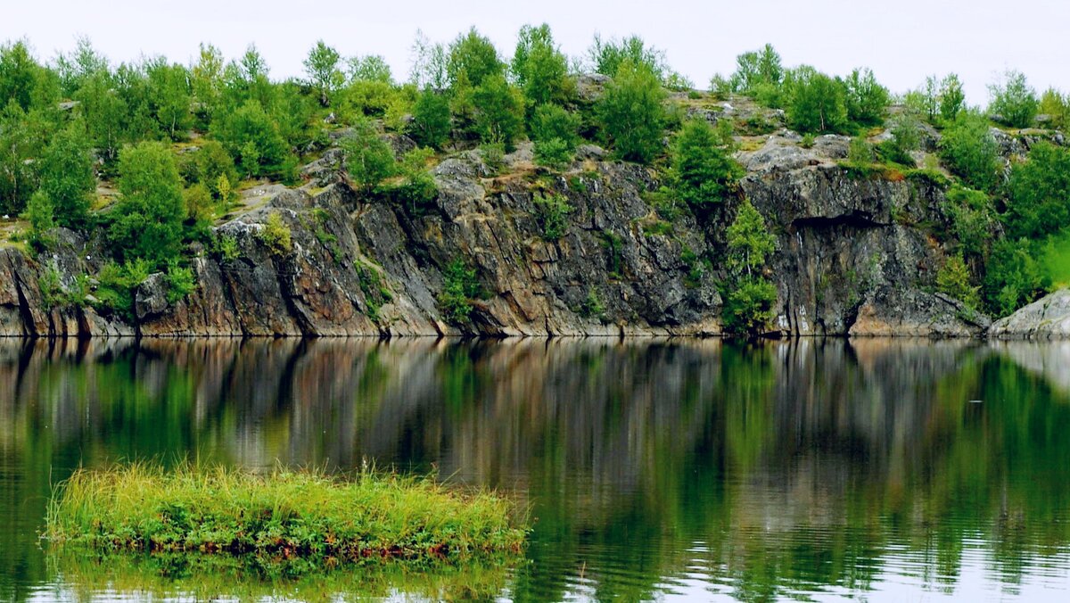 Скалистый берег - Сергей Швечков