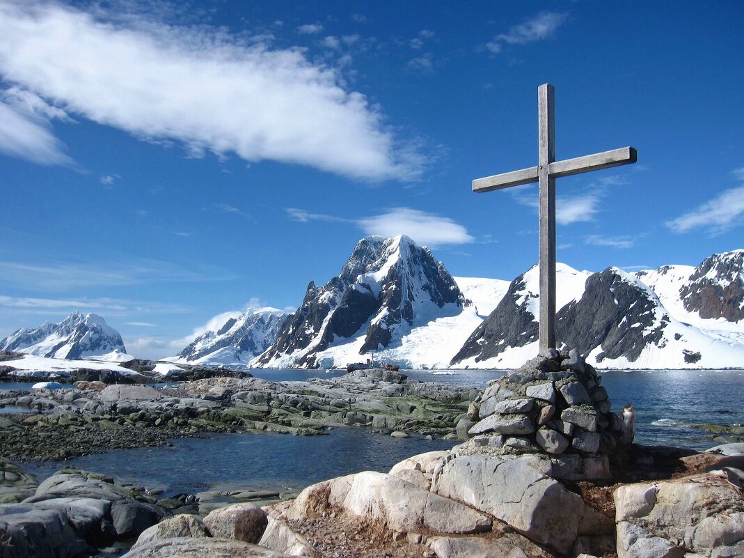 Памятный крест в честь экипажа Британской Антарктической службы. - unix (Илья Утропов)