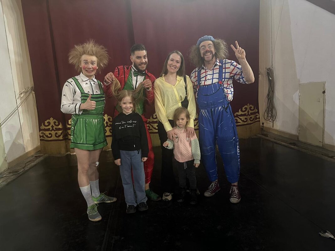 Клоуны,в городе - Андрей Хлопонин Клоуны,в городе - Андрей Хлопонин