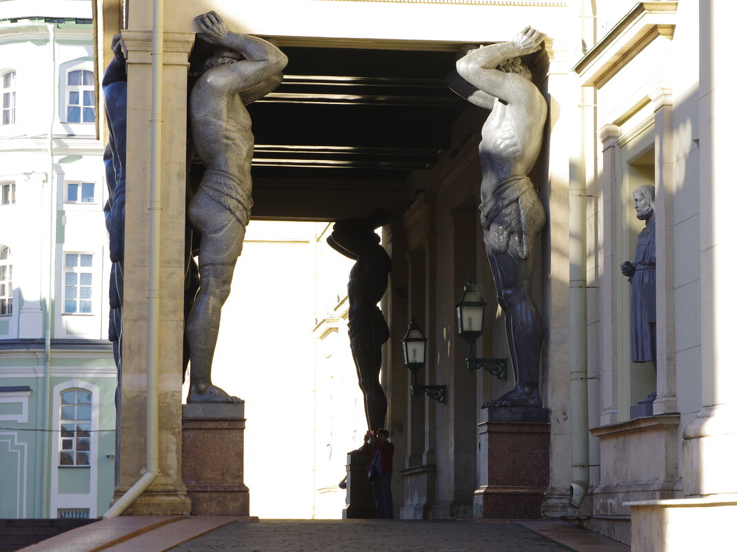 Скульптура в нише за Атлантами - Сергей Швечков