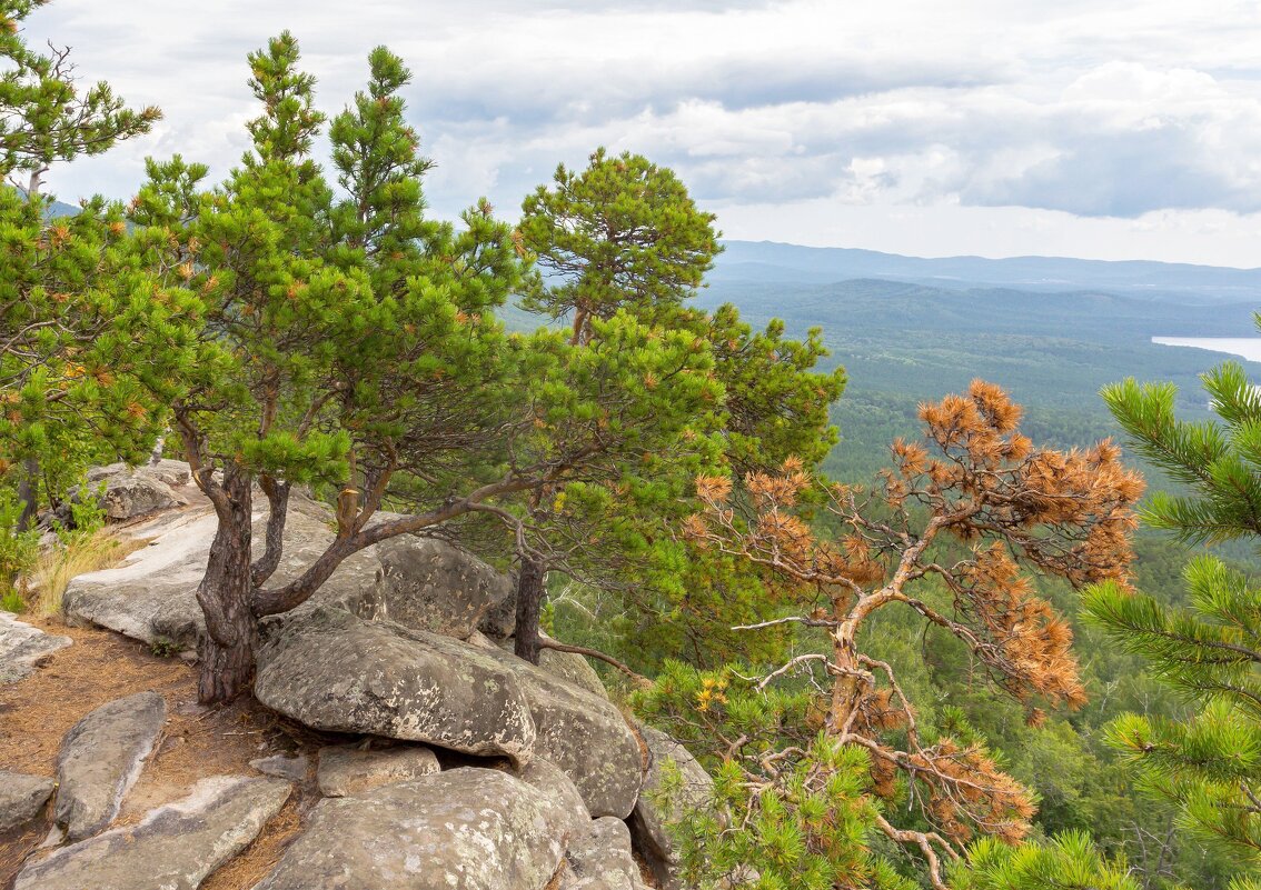 Скалы на вершине горы Заозерная. г. Миасс, озеро Тургояк. - Алексей Трухин